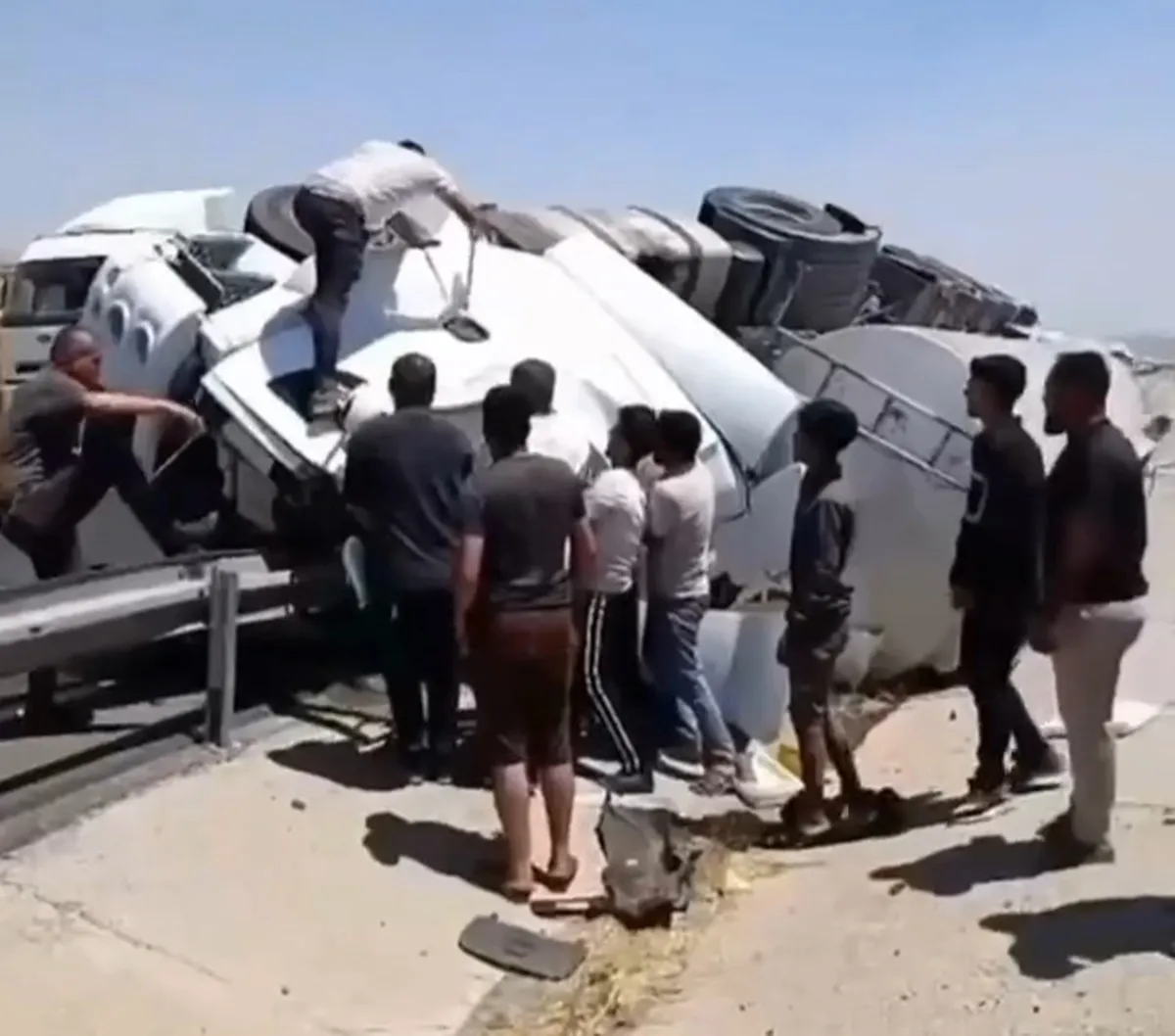 Silopi çevre yolunda kontrolden çıkan tanker devrildi