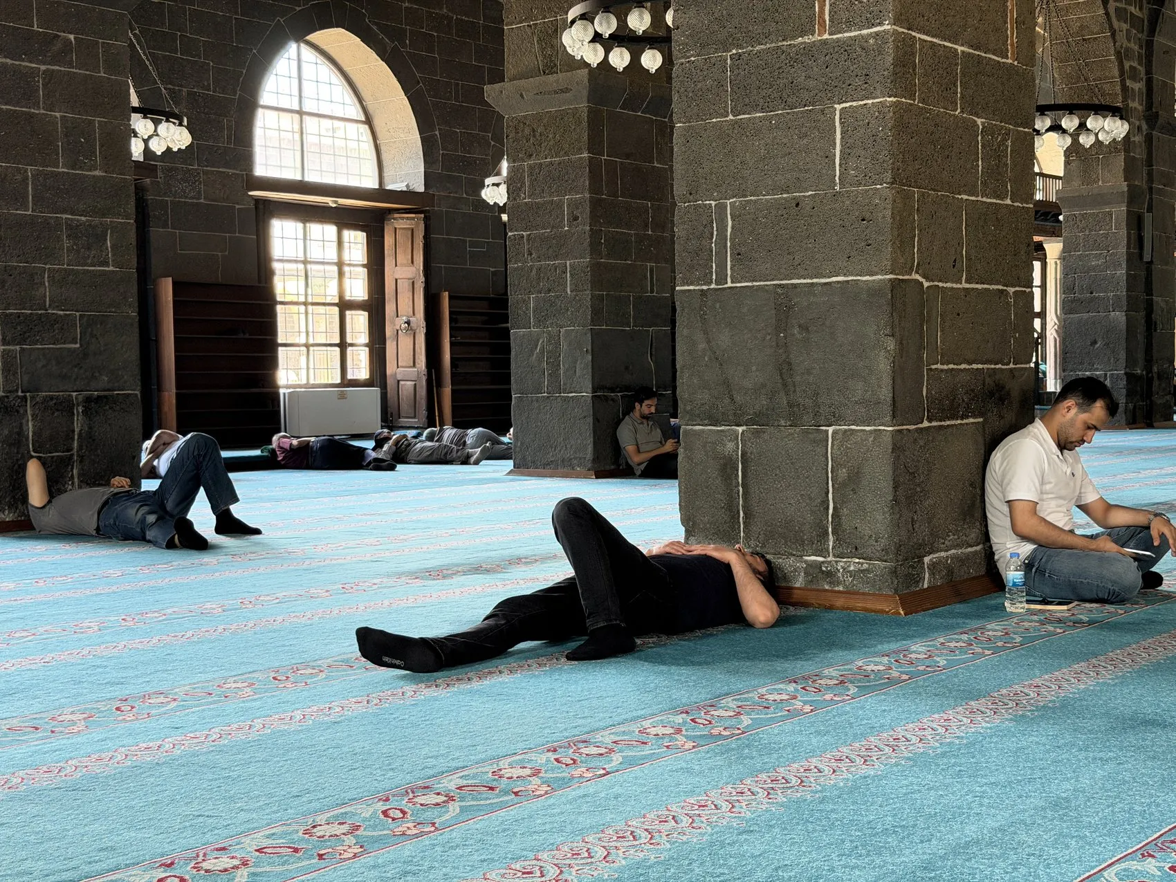 Diyarbakırda kavurucu sıcaklar vatandaşları camilere sığınmaya zorladı