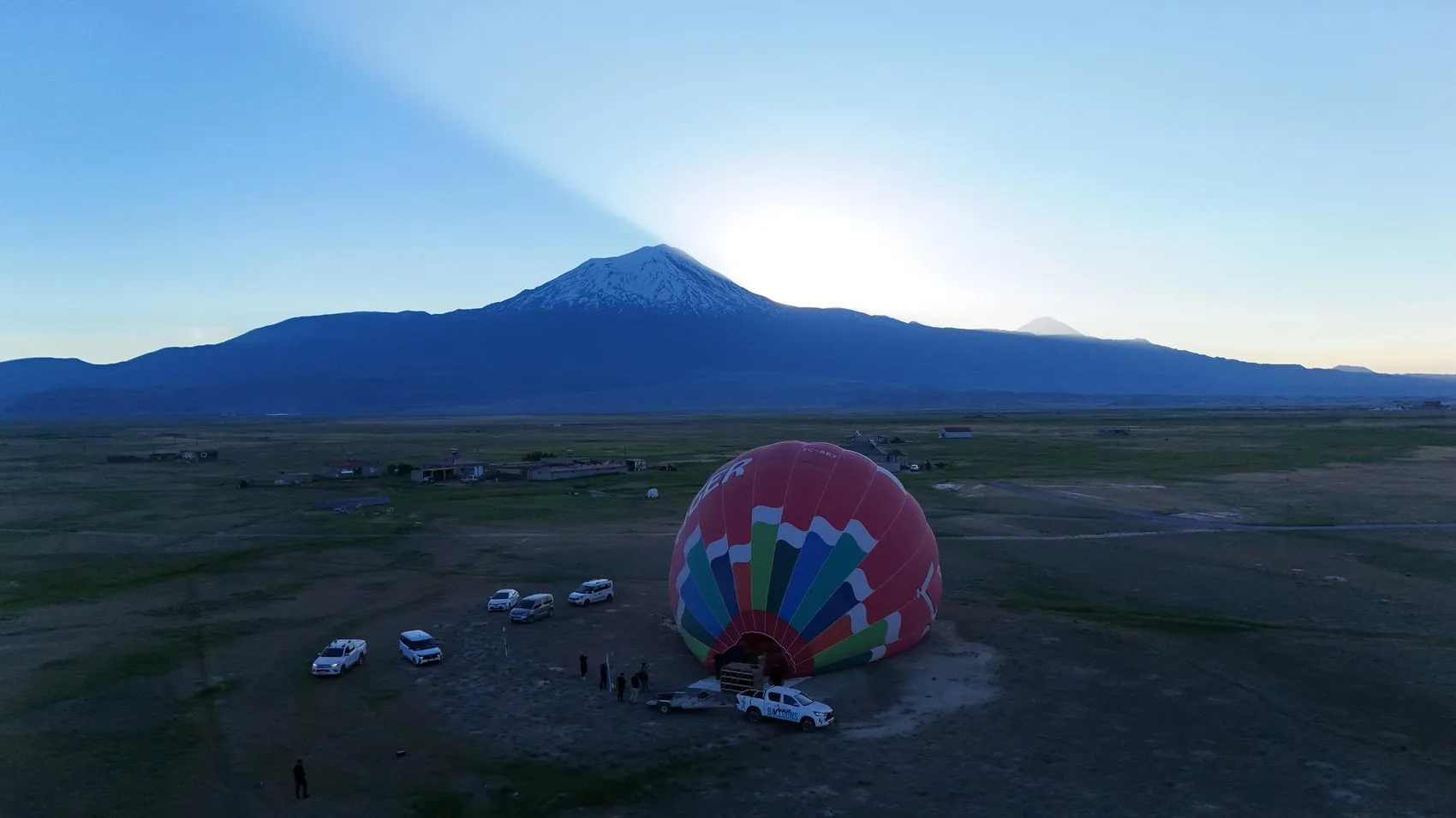 Ağrı Dağı ve İshak Paşa Sarayı üzerinde tarihi balon uçuşu yapıldı