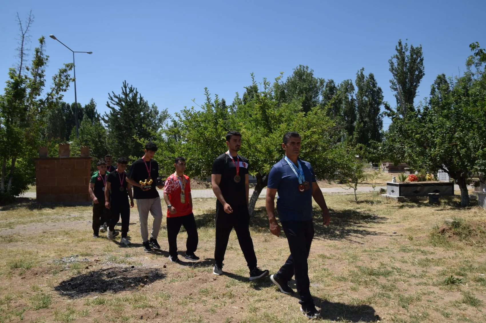 Milli sporculardan şehit Halil Hamuryenin kabrine anlamlı ziyaret