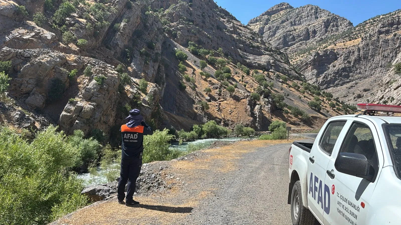 Beytüşşebapta çaya düşen genci arama çalışmaları sınır ötesine taşındı