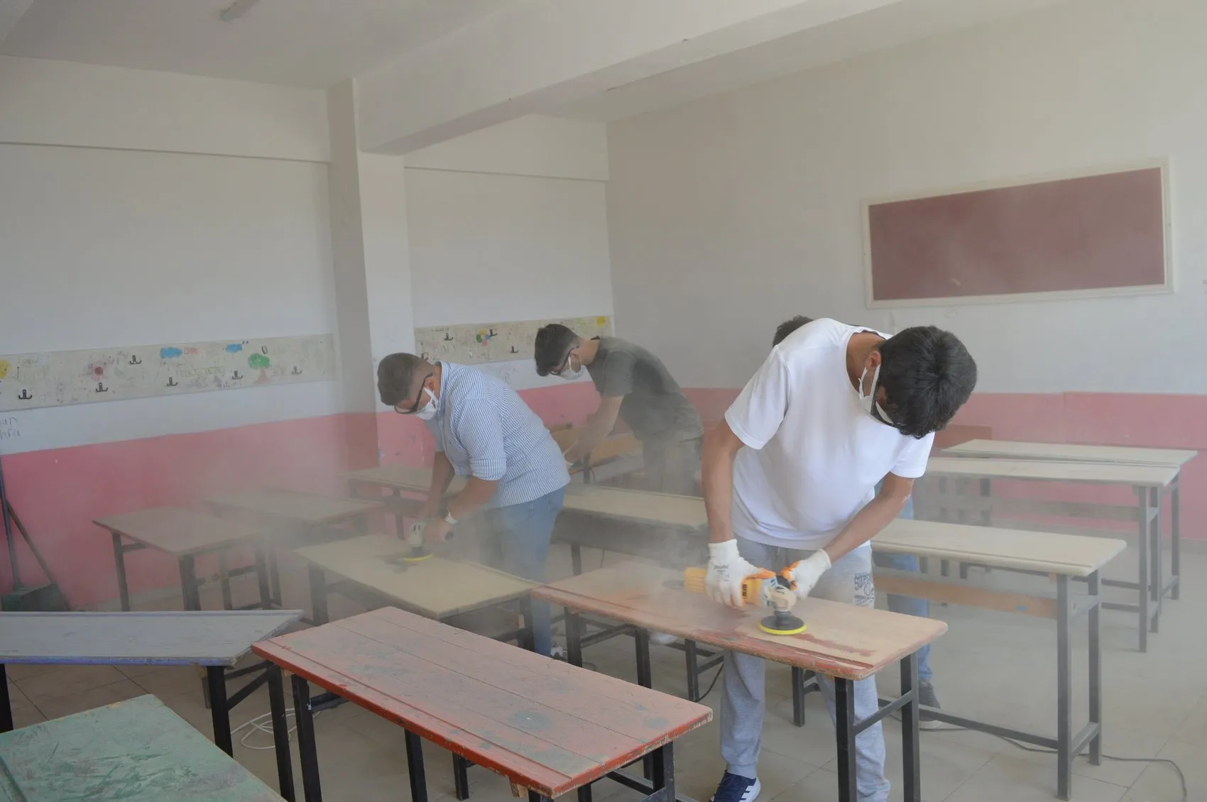 Mardinli öğrenciler okul sıralarını geri dönüşümle yeniden hayata kazandırıyor