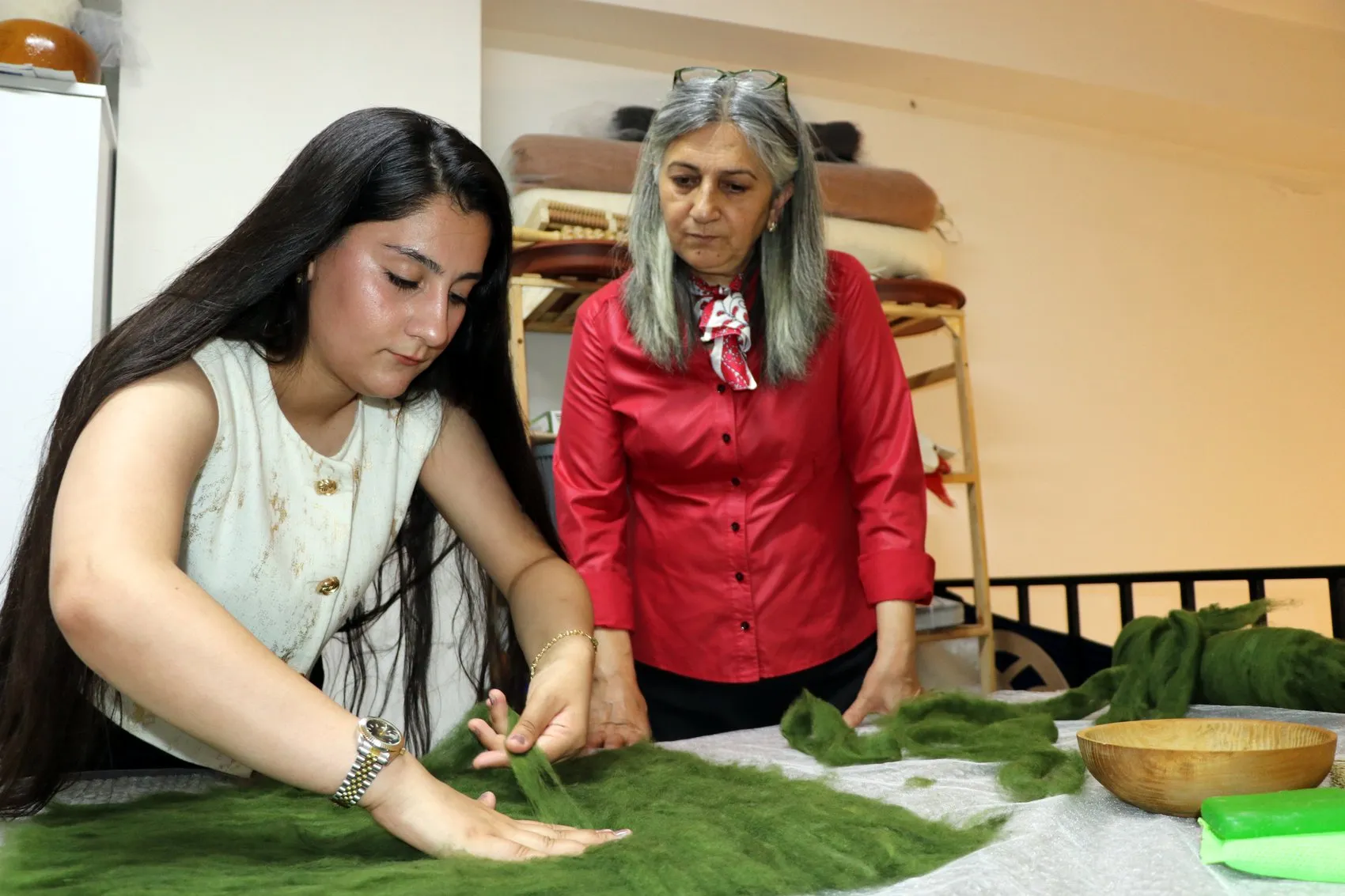 Vanlı sanatçı geleneksel keçe üretimini yeni nesillere öğretiyor