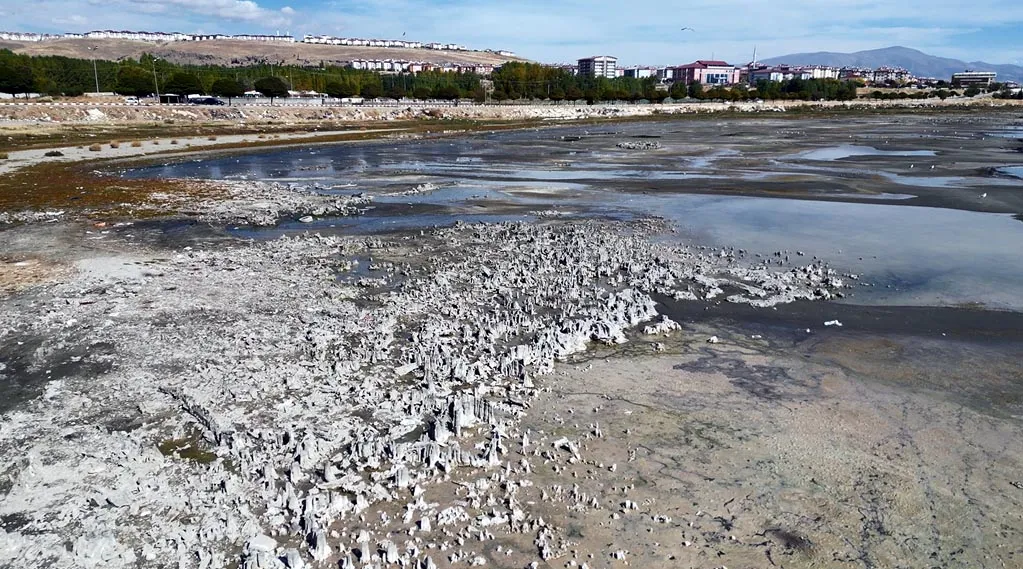 Van Gölü'ndeki yağış bereketi su altındaki gizemli oluşumları tekrar kapladı