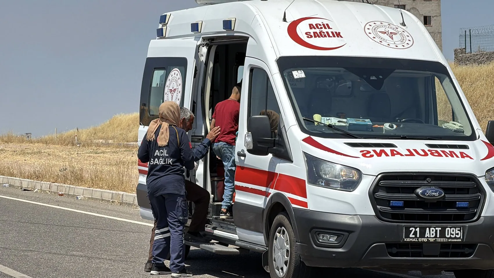 Diyarbakır Havalimanı yolunda öğrenci servisi ile otomobil çarpıştı