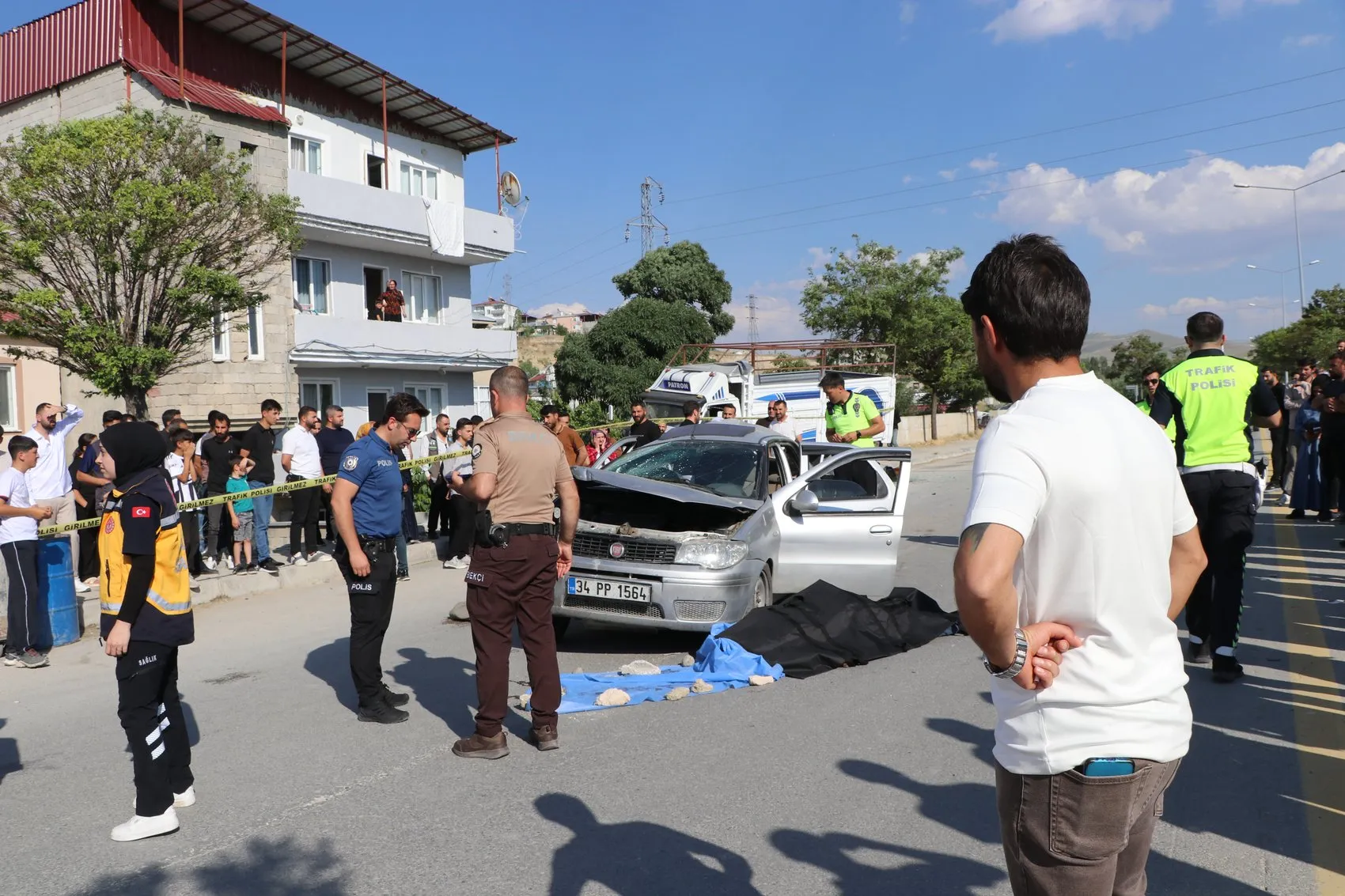 Van Edremit yolunda park halindeki kamyona çarpan otomobilde bir kişi yaşamını yitirdi