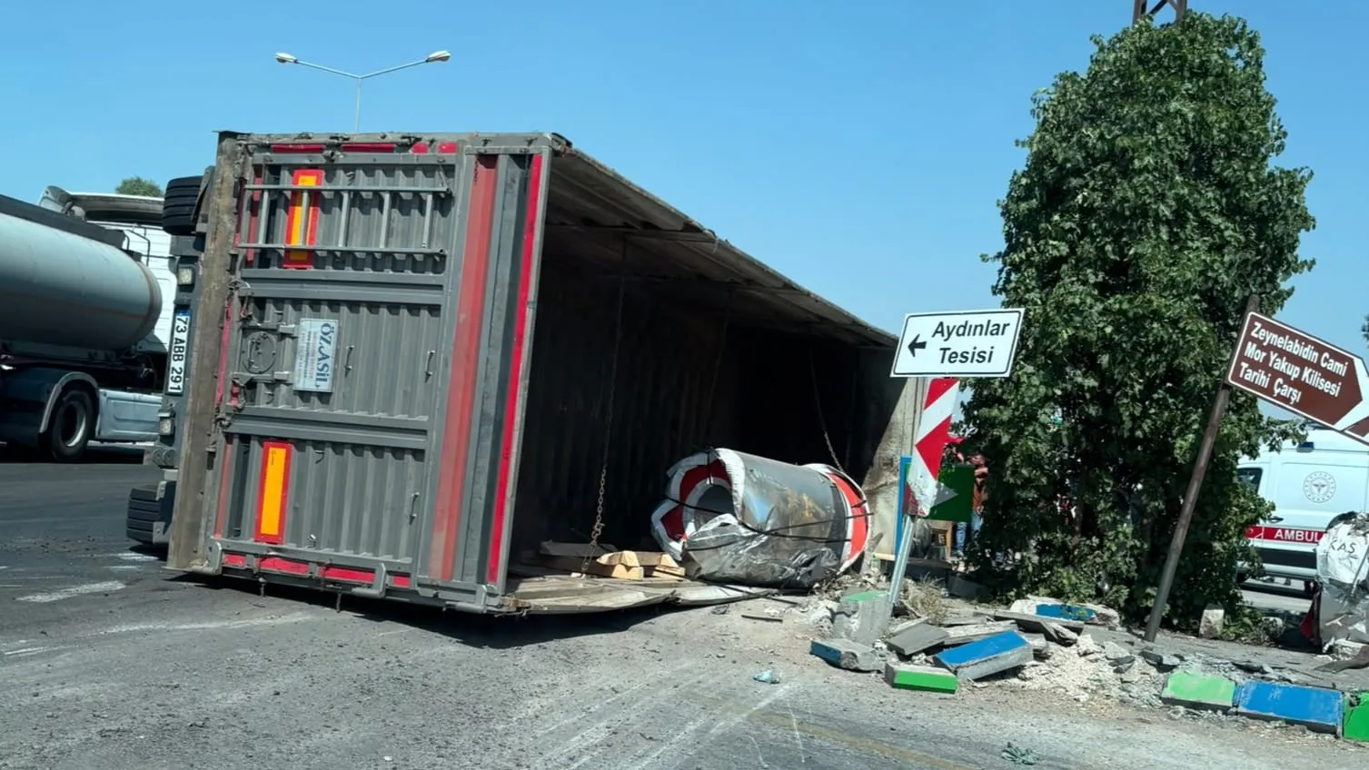Nusaybin yolunda devrilen TIR dehşetinden kıl payı kurtuldular