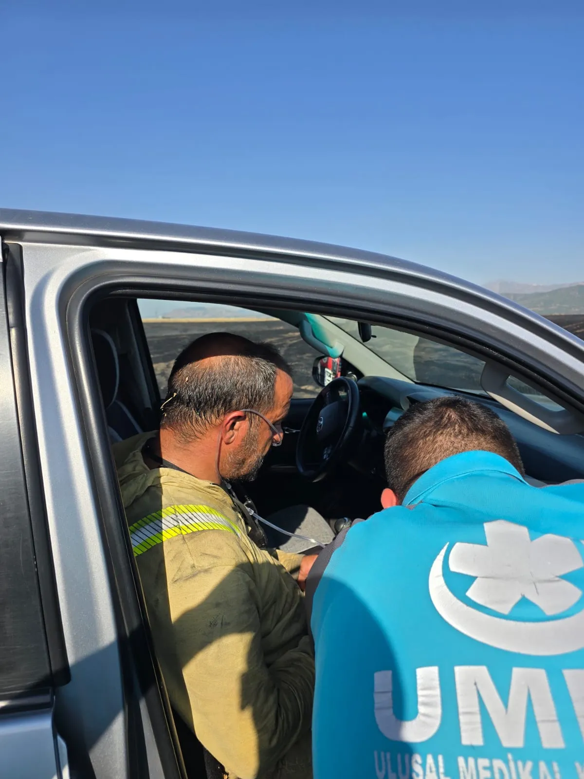 Bingöl'de anız yangınına müdahale eden 4 itfaiyeci dumandan etkilendi