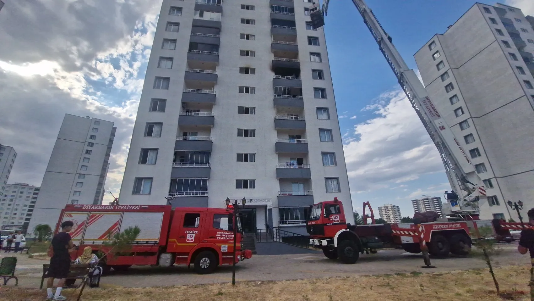 Diyarbakırda bir apartman dairesinde çıkan yangın paniğe yol açtı