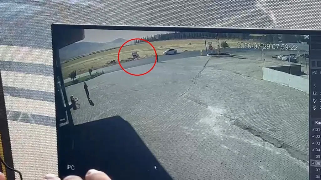 Derik ilçesinde kontrolden çıkan otomobil takla atarak ters döndü