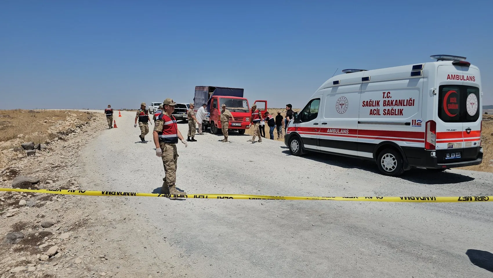 Şanlıurfa Karaköprü yolunda park halindeki kamyonette cansız beden bulundu
