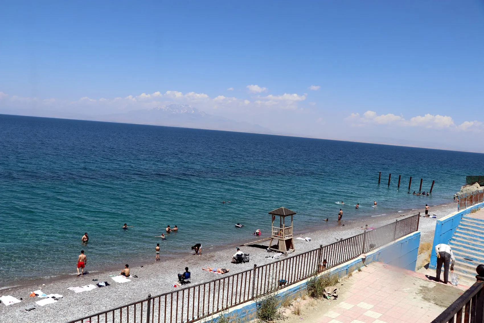 Van Gölü kıyısındaki mavi bayraklı plaj sıcak havalarda ziyaretçilerini ağırlıyor