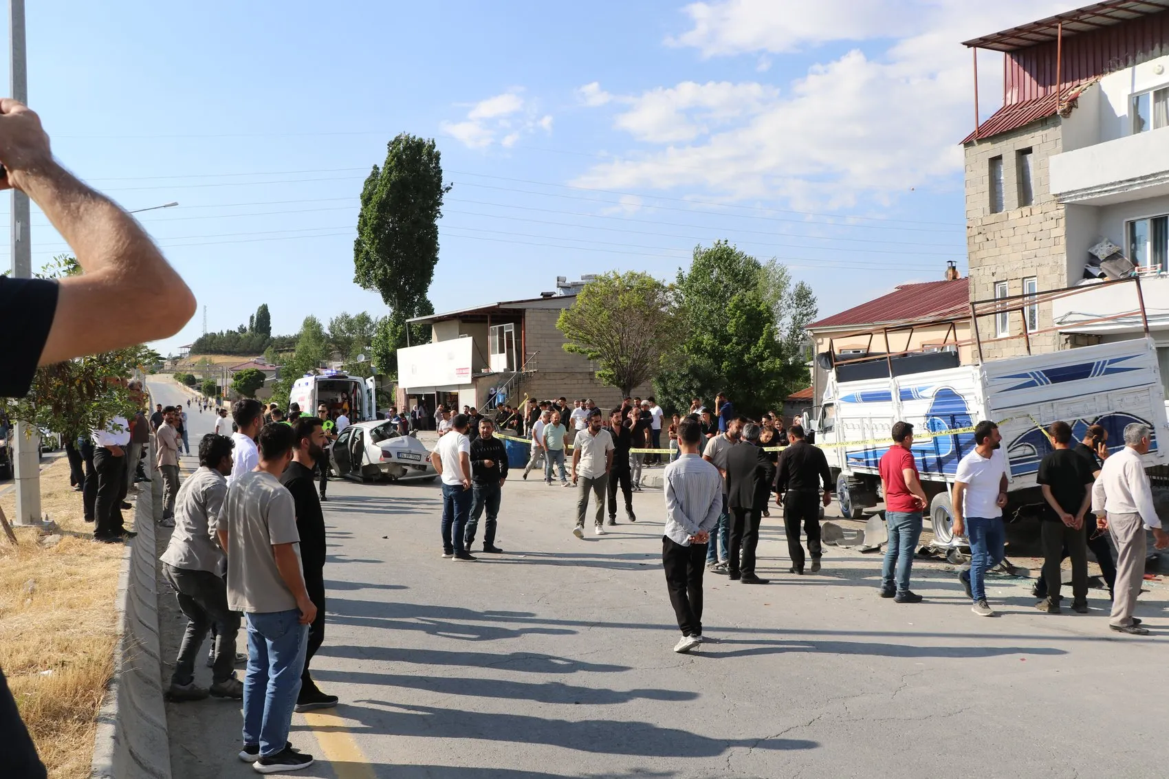 Van Edremit yolunda park halindeki kamyona çarpan otomobilde bir kişi yaşamını yitirdi