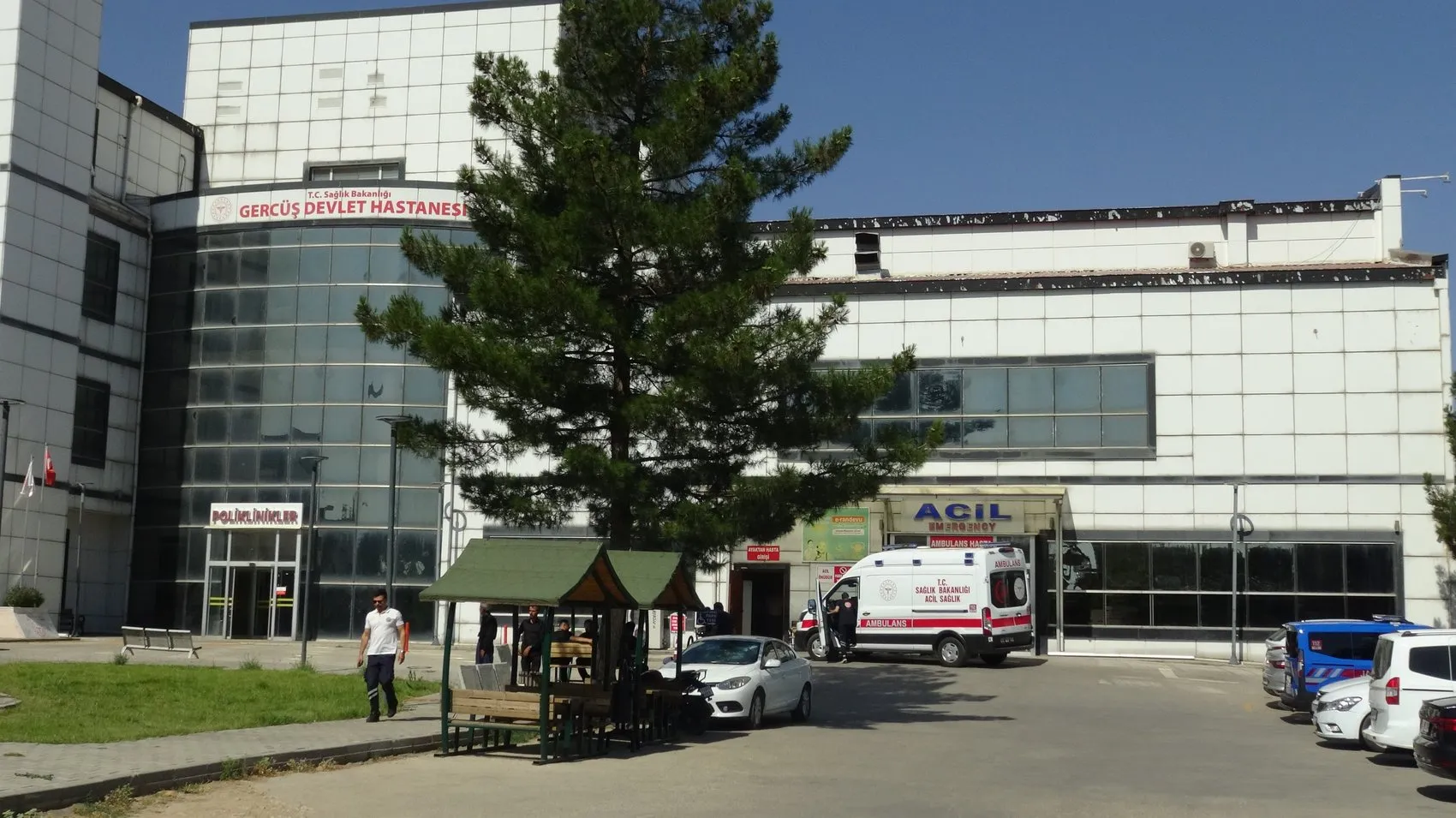 Gercüş yolunda iki aracın karıştığı trafik kazasında 11 kişi yaralandı