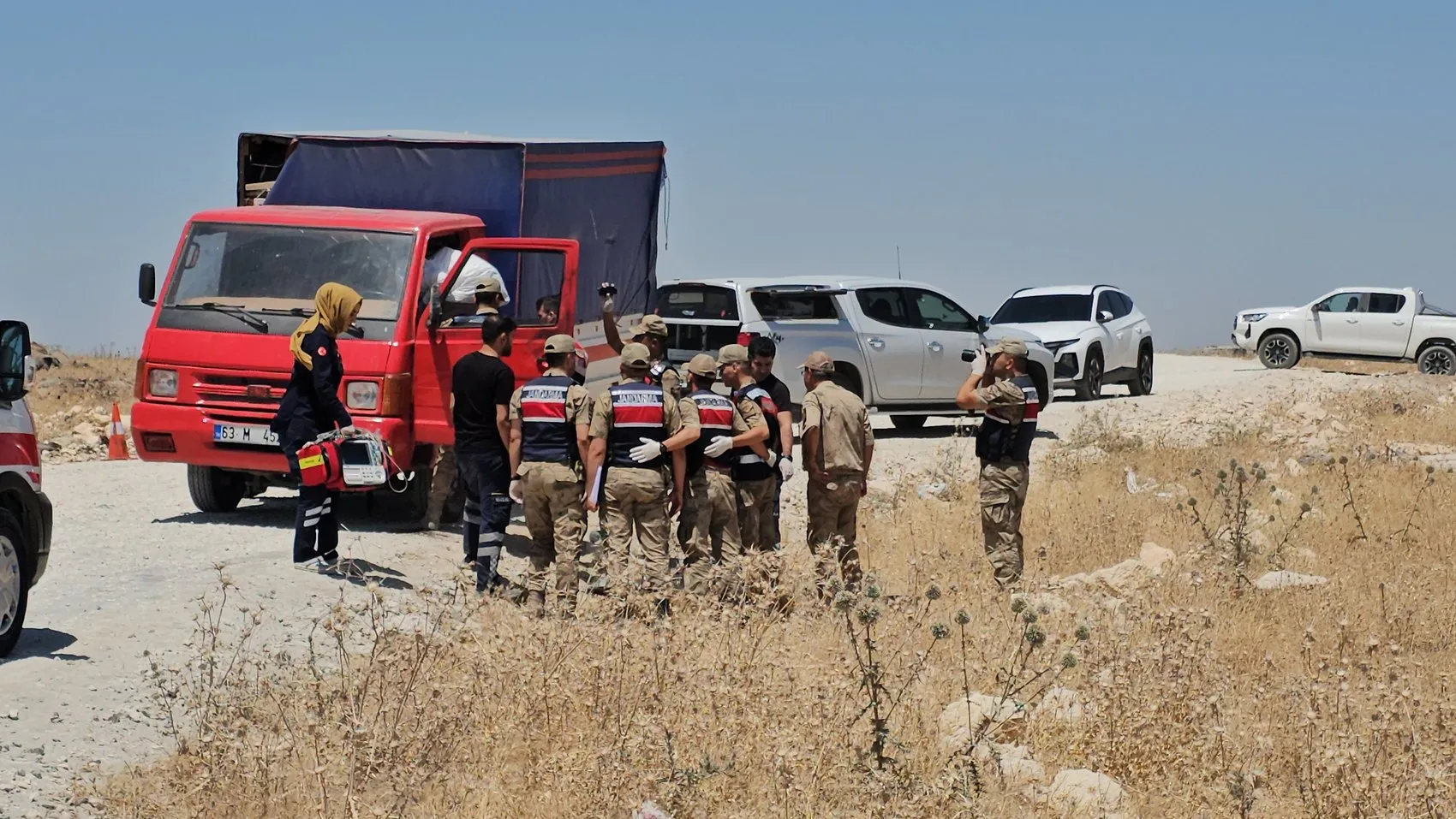 Şanlıurfa Karaköprü yolunda park halindeki kamyonette cansız beden bulundu