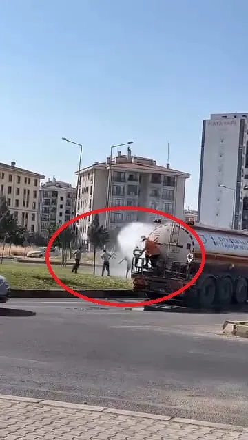 Diyarbakırda kavurucu sıcaklar çocukları belediye aracının suyunun altına taşıdı