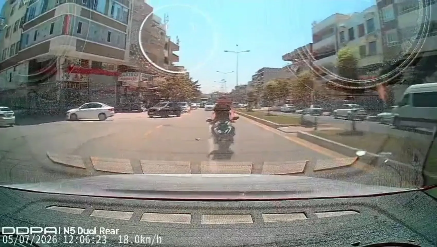 Şanlıurfa'da motosikletin otomobile arkadan çarptığı anlar güvenlik kamerasına yansıdı