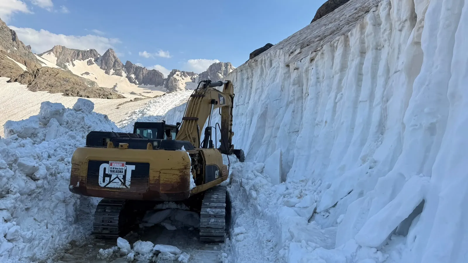 Yüksekova Cilo Dağı zirvesinde temmuz ayına rağmen karla zorlu mücadele sürüyor