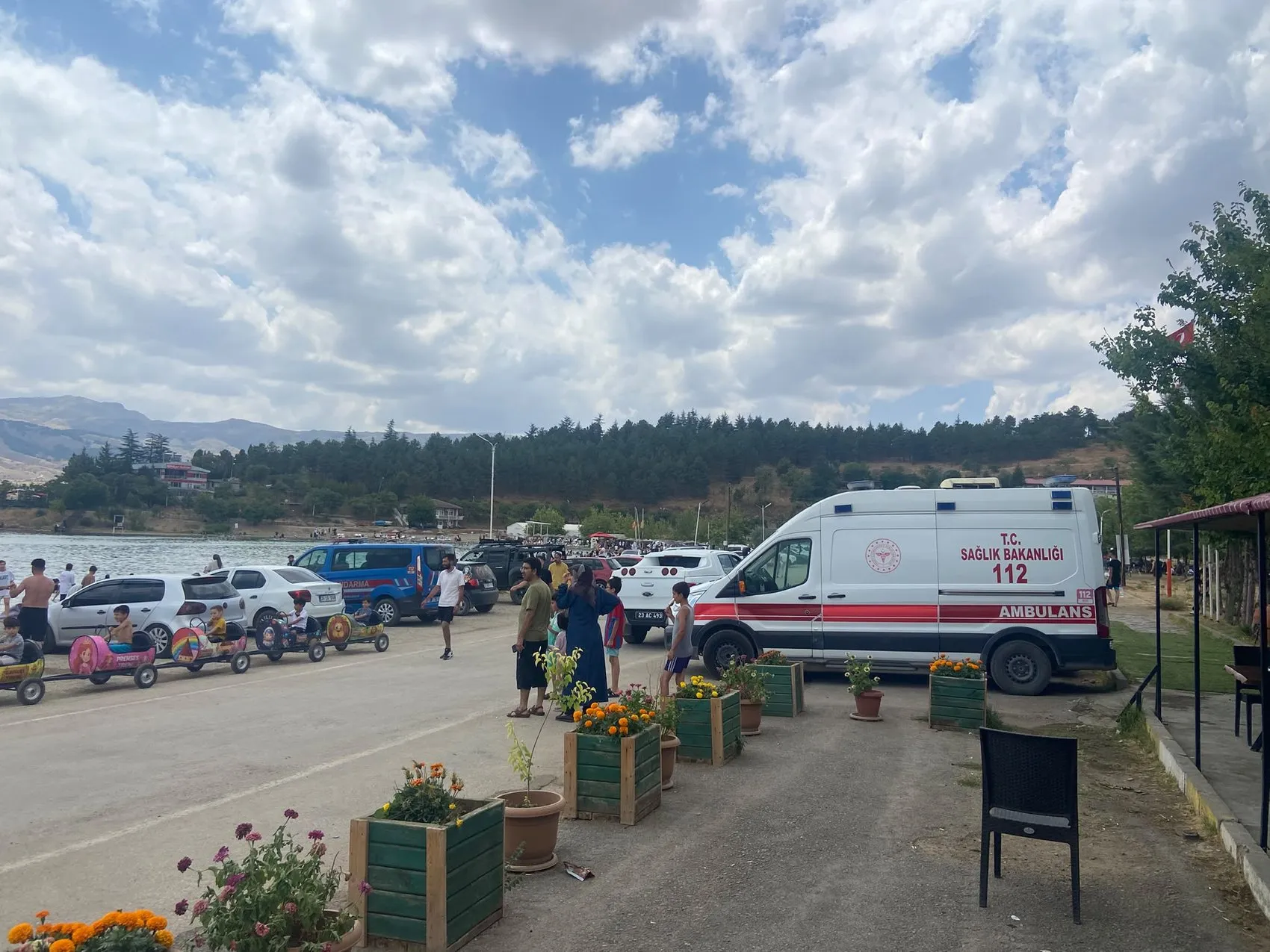 Hazar Gölü üzerinde su alan kayıktaki yedi kişi ekiplerce kıyıya çıkarıldı