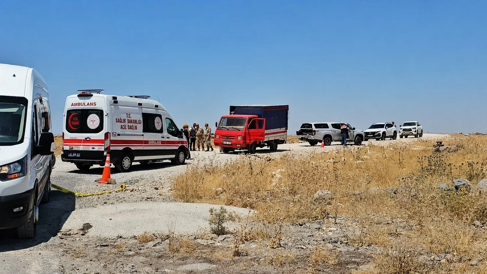 Şanlıurfa Karaköprü yolunda park halindeki kamyonette cansız beden bulundu