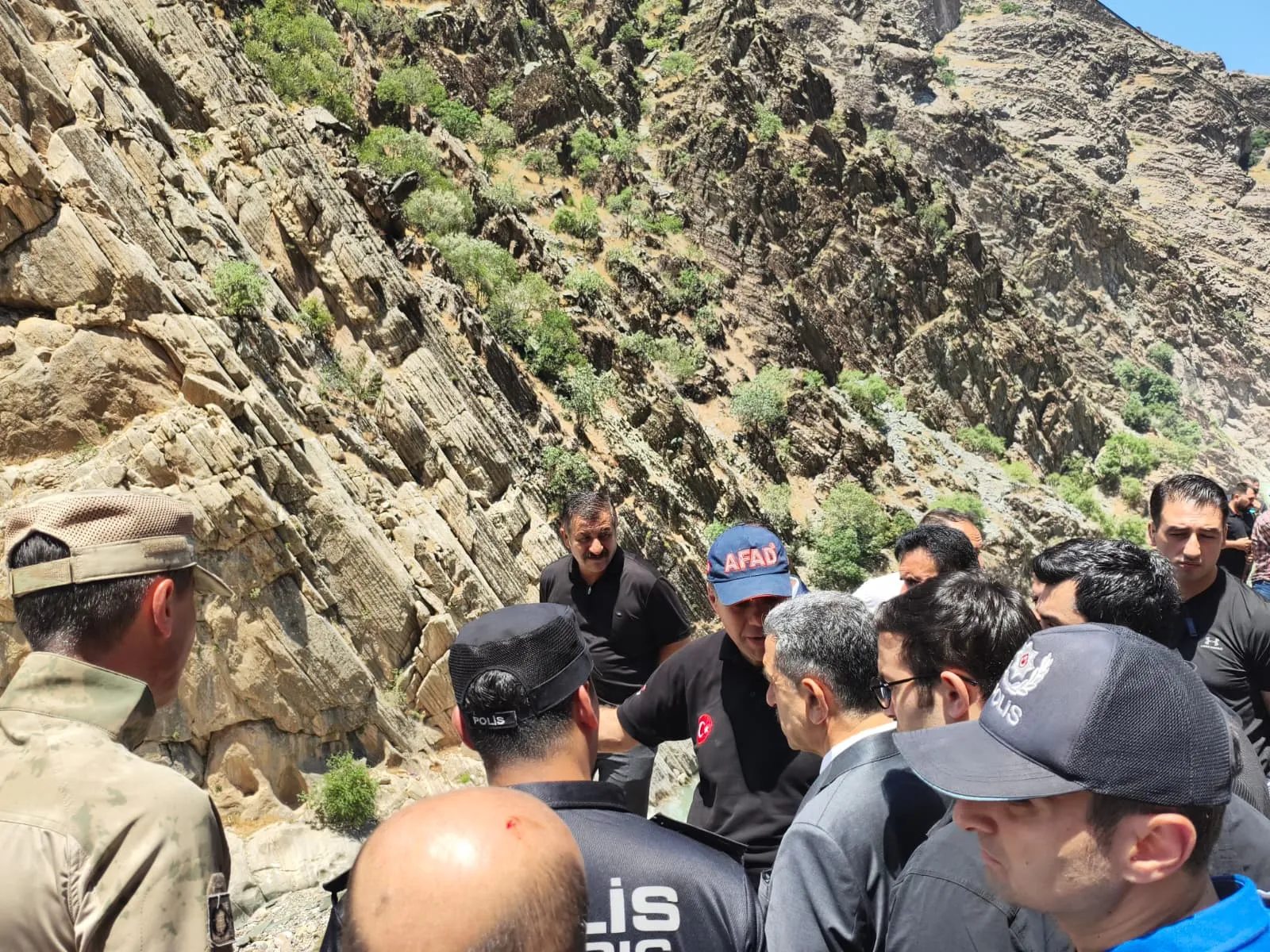 Beytüşşebapta çaya düşen genci arama çalışmaları devam ediyor