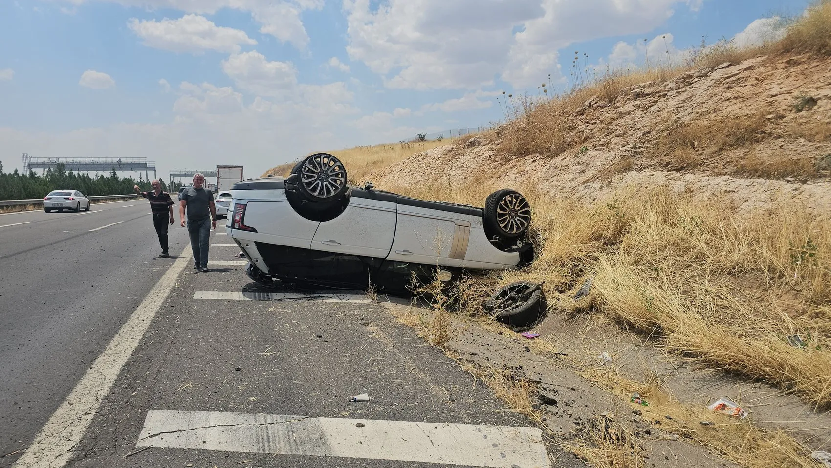 Şanlıurfa'da kontrolden çıkan cip şarampole yuvarlandı