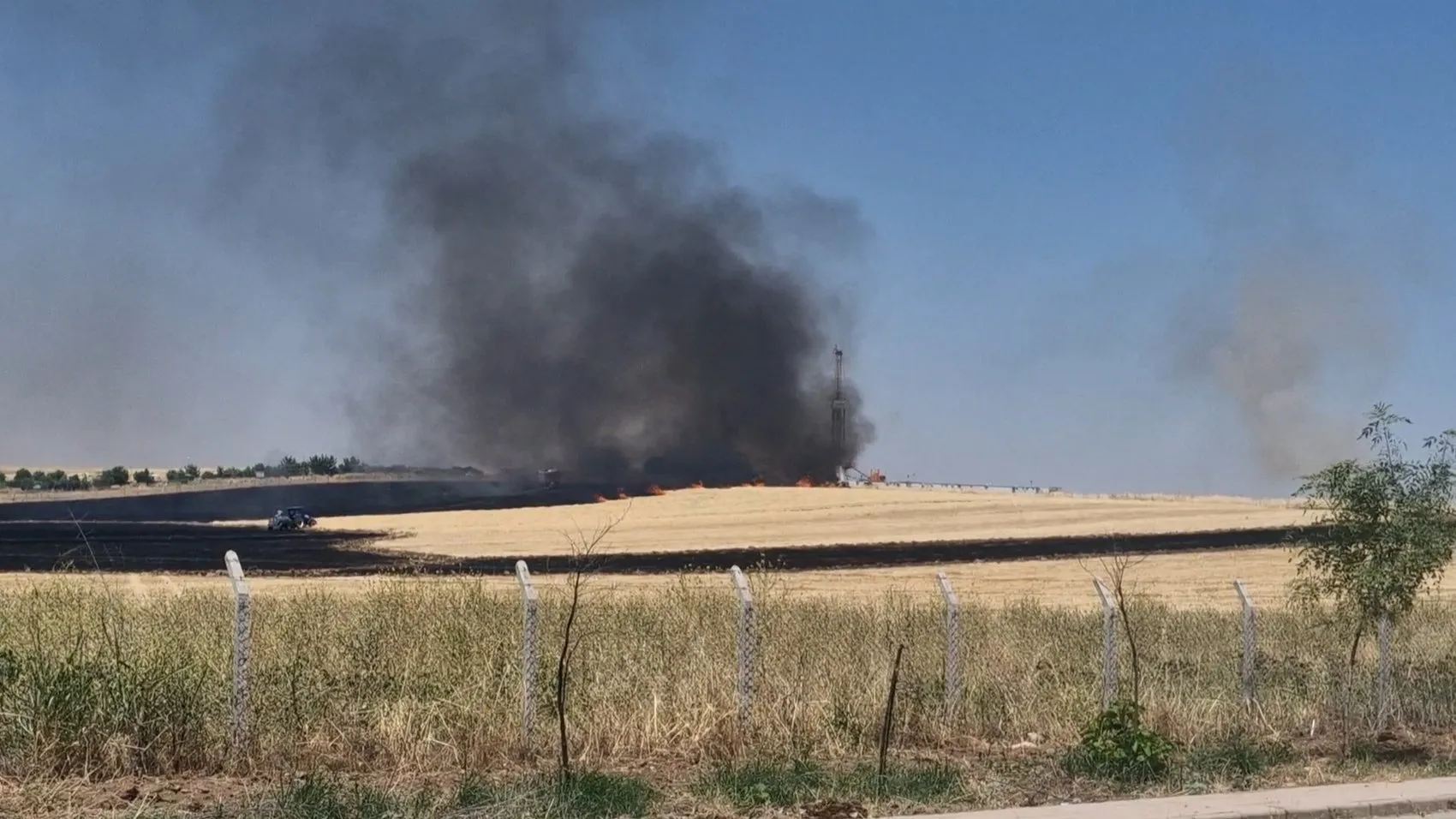 Sur ilçesinde petrol sahasını tehdit eden anız yangını söndürüldü