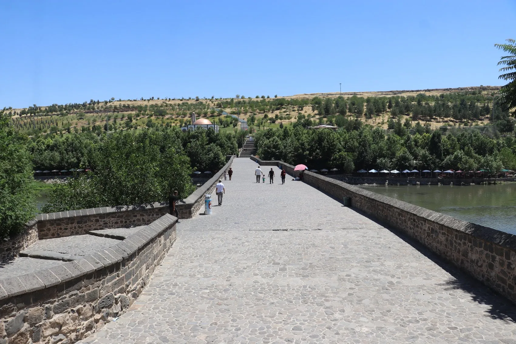 Kavurucu sıcaklar Diyarbakır sokaklarını ve tarihi alanları ıssız bıraktı