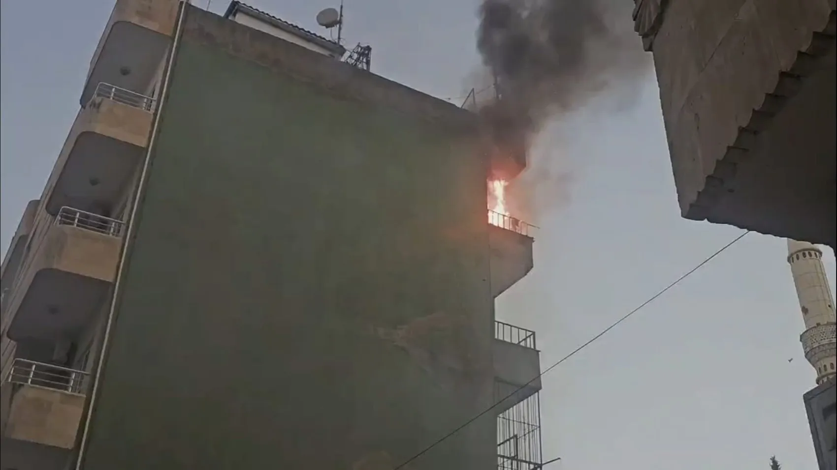 Nusaybin ilçesinde mutfak tüpü yangını ev sakinlerini hastanelik etti