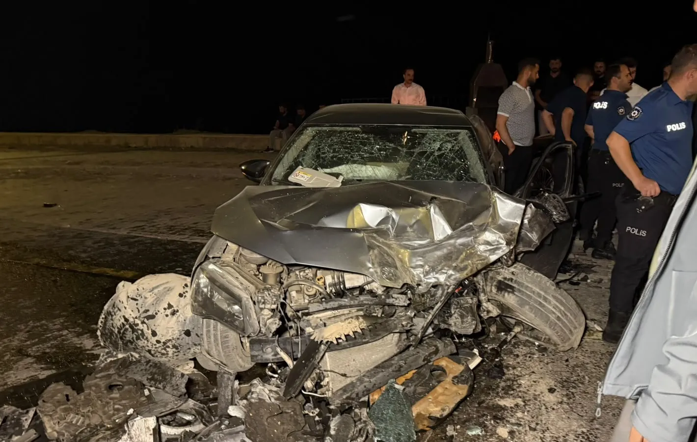Hakkari yolunda iki otomobil kafa kafaya çarpıştı