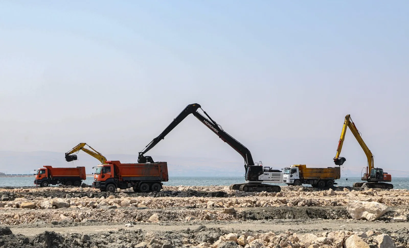 Van Gölü tabanındaki kirlilik temizliğiyle 2 milyon metreküpü aşkın atık temizlendi