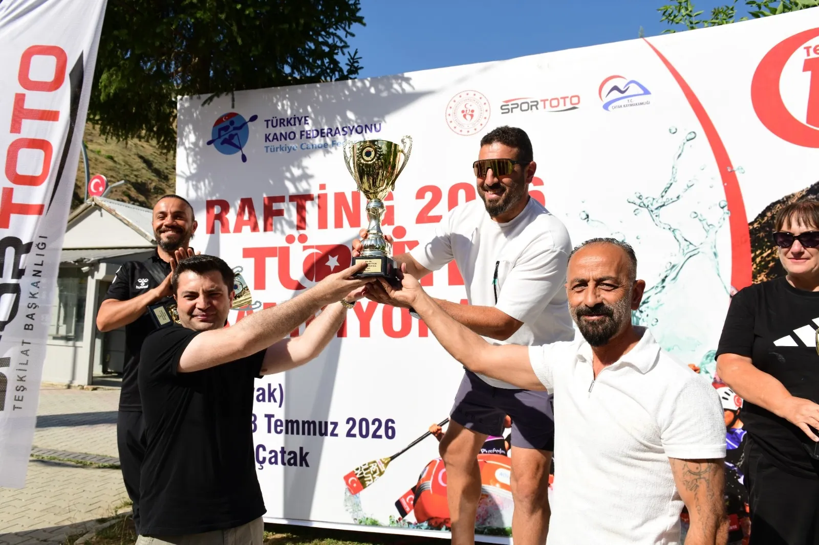 Van Çatak nehrinde üç gün süren rafting rekabeti ödülle tamamlandı