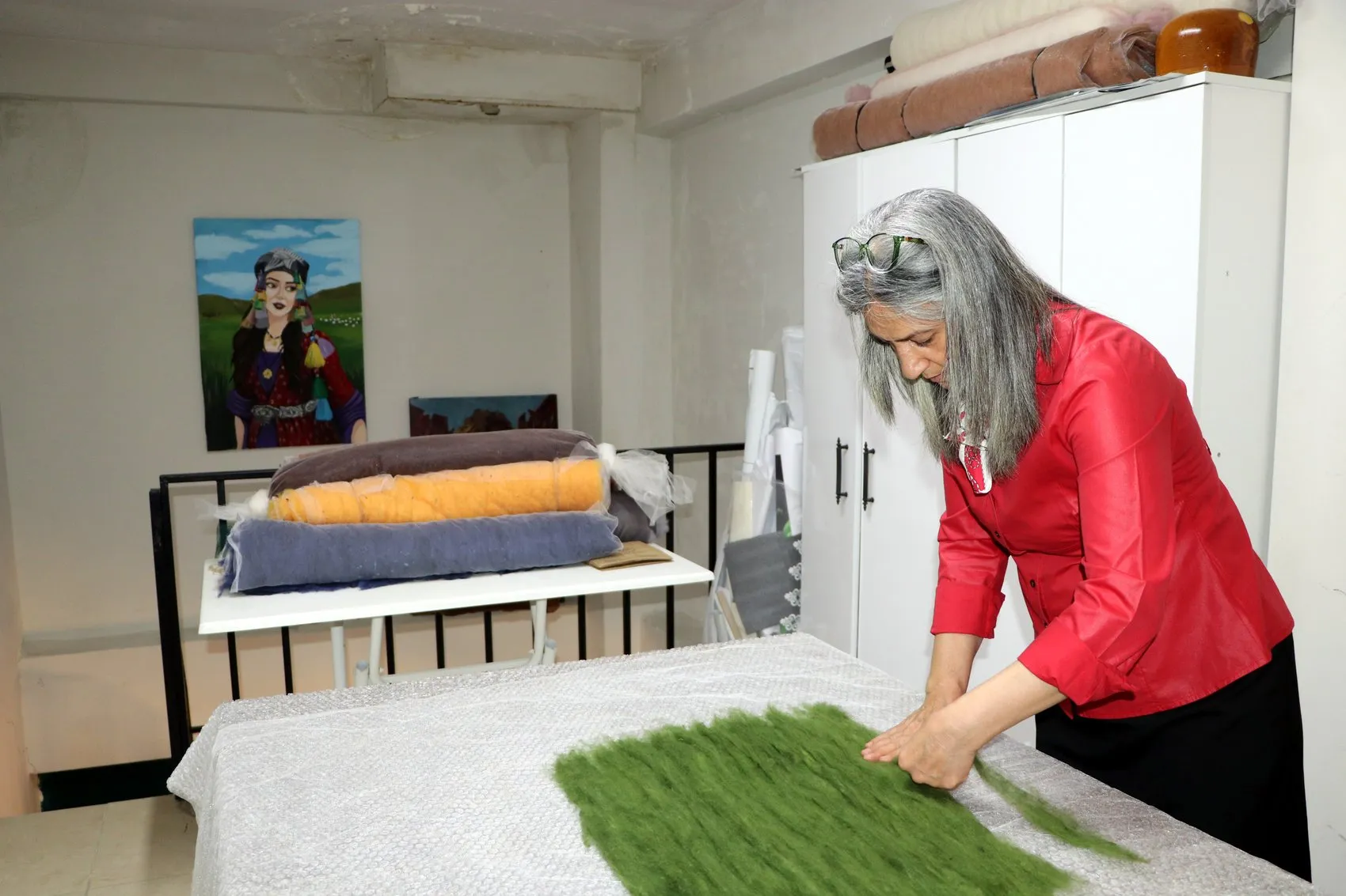 Vanlı sanatçı geleneksel keçe üretimini yeni nesillere öğretiyor