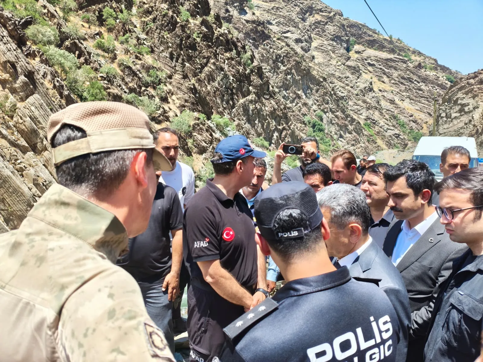 Beytüşşebapta çaya düşen genci arama çalışmaları devam ediyor