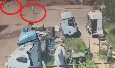 Silopi'de köpeklerin kovaladığı küçük çocuğu babası ve amcası son anda kurtardı