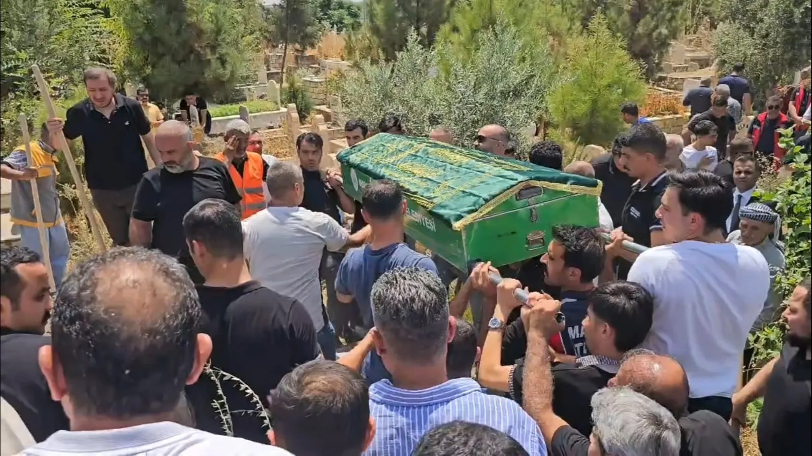 Nusaybin anız yangınında hayatını kaybeden itfaiye eri toprağa verildi
