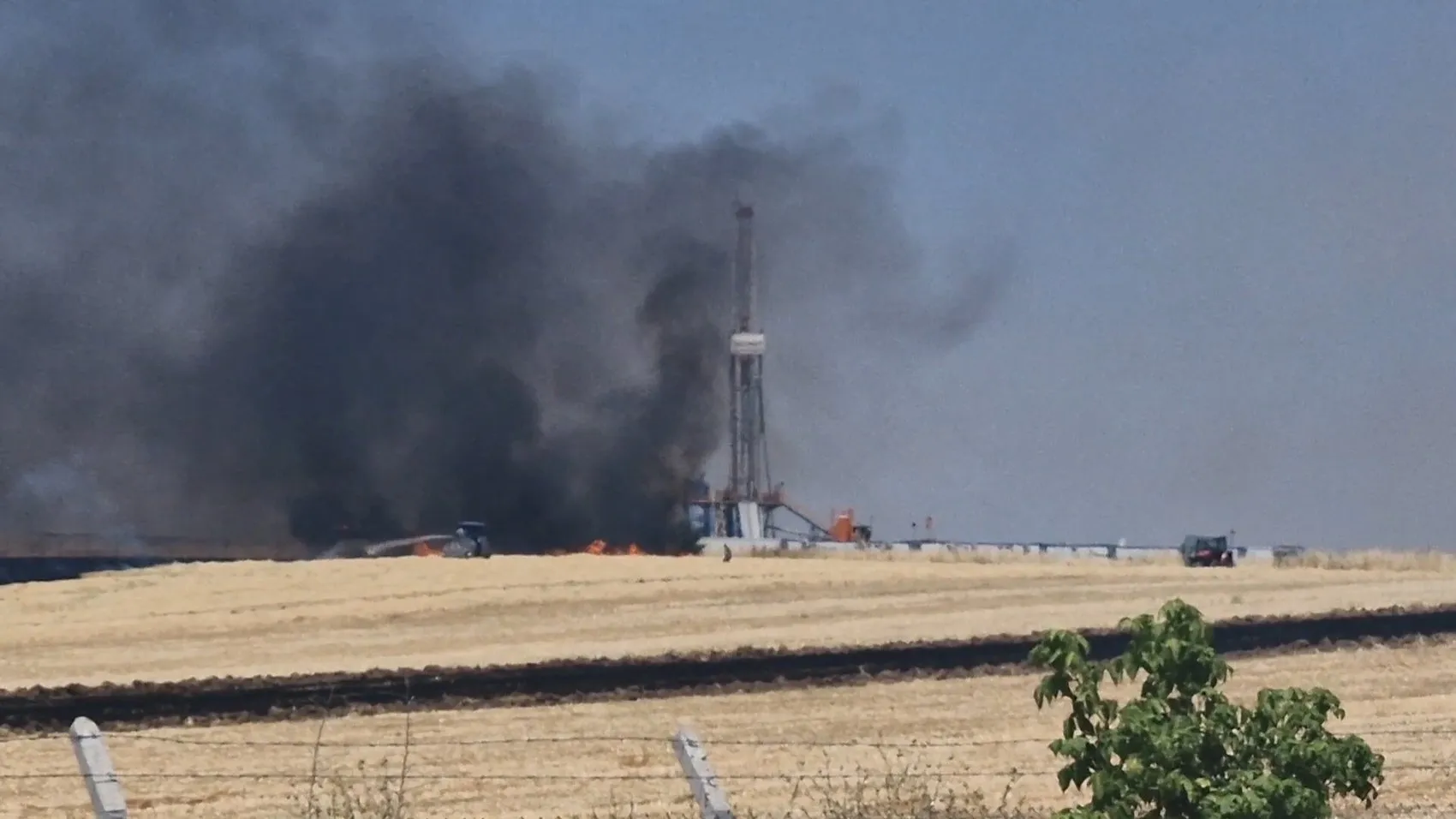 Sur ilçesinde petrol sahasını tehdit eden anız yangını söndürüldü