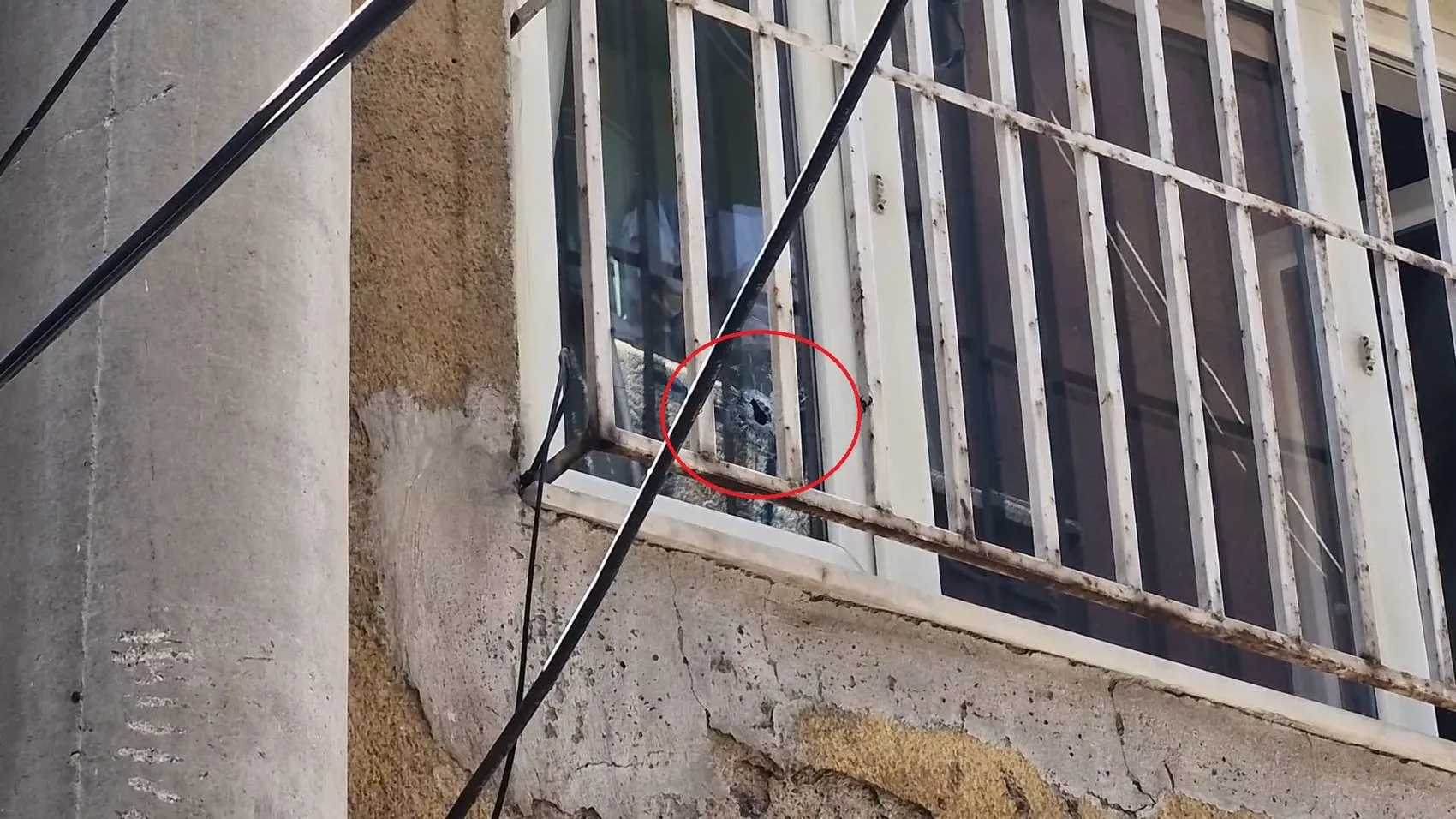 Bağlar ilçesindeki bir konuta düzenlenen silahlı saldırıda 23 el ateş açıldı