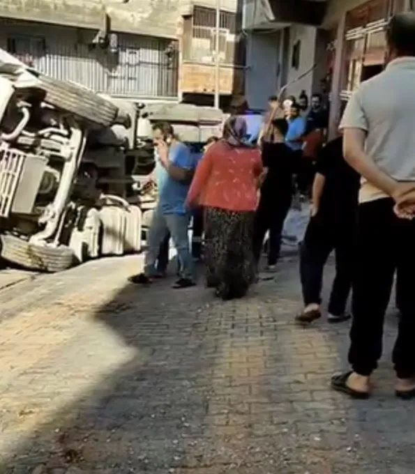 Şanlıurfa'da sokakta oyun oynayan küçük Zeynep kamyonun altında kalarak hayatını kaybetti