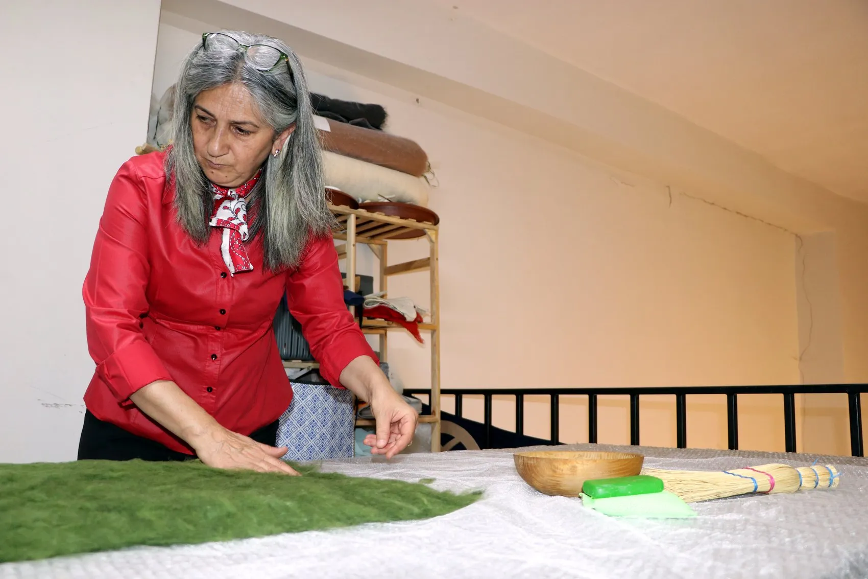 Vanlı sanatçı geleneksel keçe üretimini yeni nesillere öğretiyor