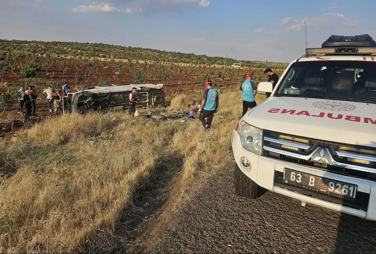 Şanlıurfa'da devrilen minibüsün yolcularından 18 kişi evine döndü