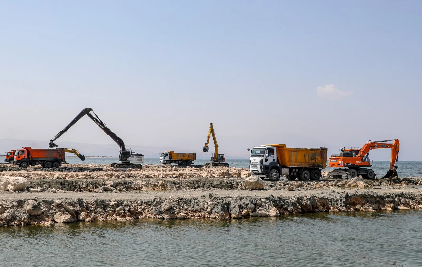 Van Gölü tabanındaki kirlilik temizliğiyle 2 milyon metreküpü aşkın atık temizlendi