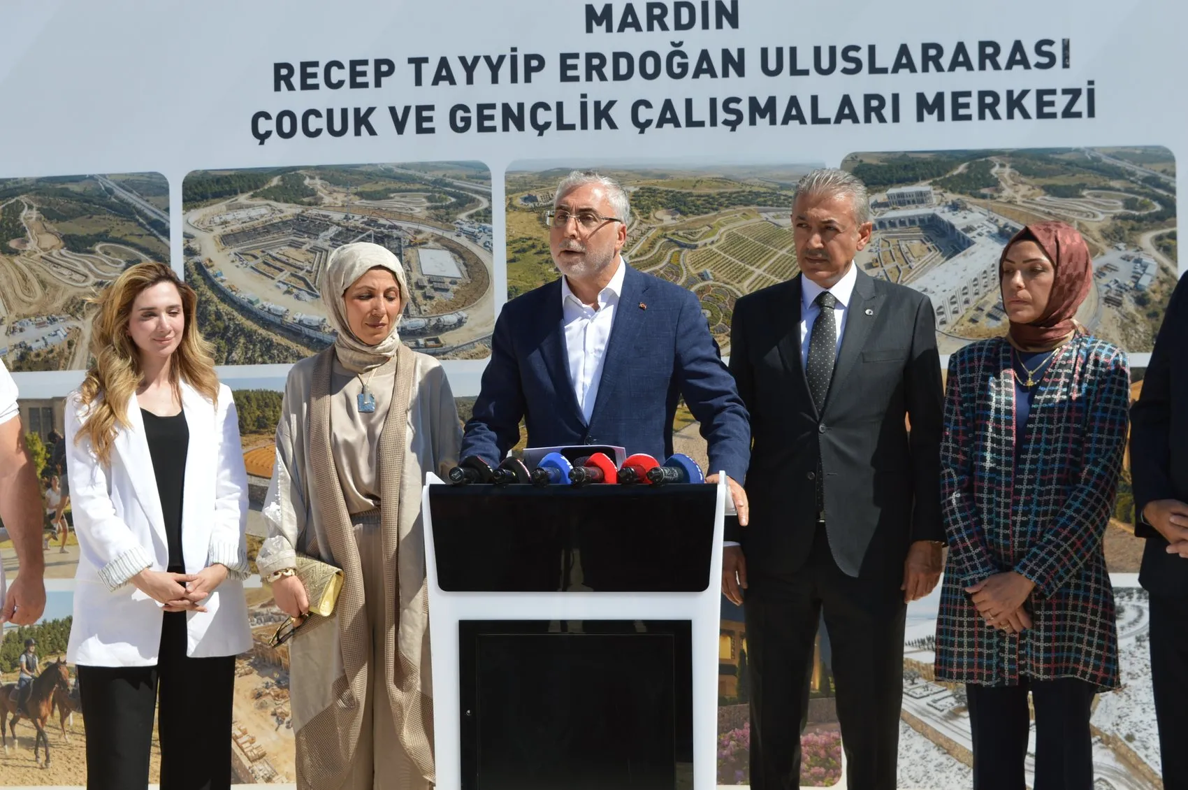 Bakan Işıkhan Mardinli gençlerin geleceği için dev merkezi ziyaret etti
