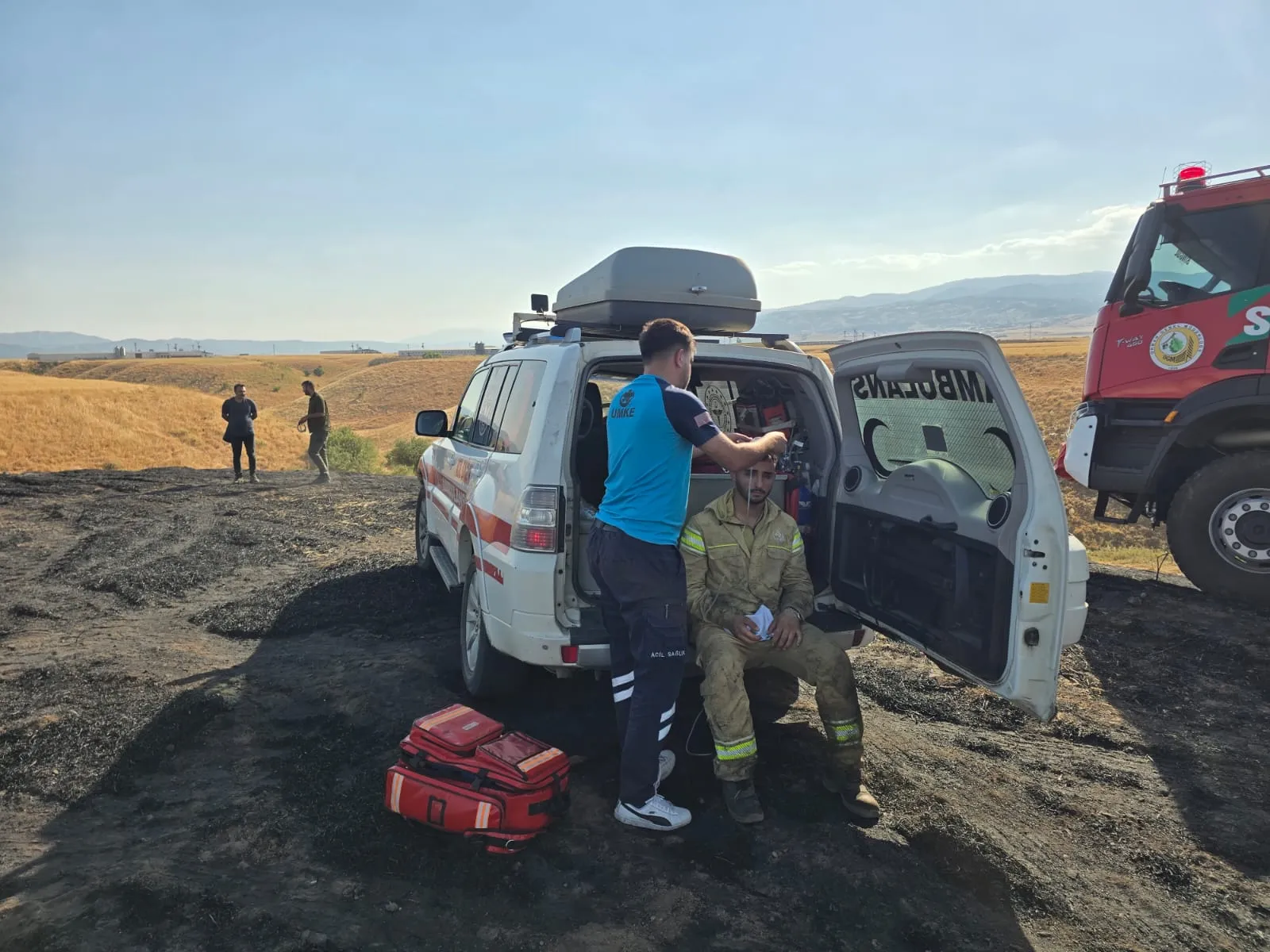 Bingöl'de anız yangınına müdahale eden 4 itfaiyeci dumandan etkilendi