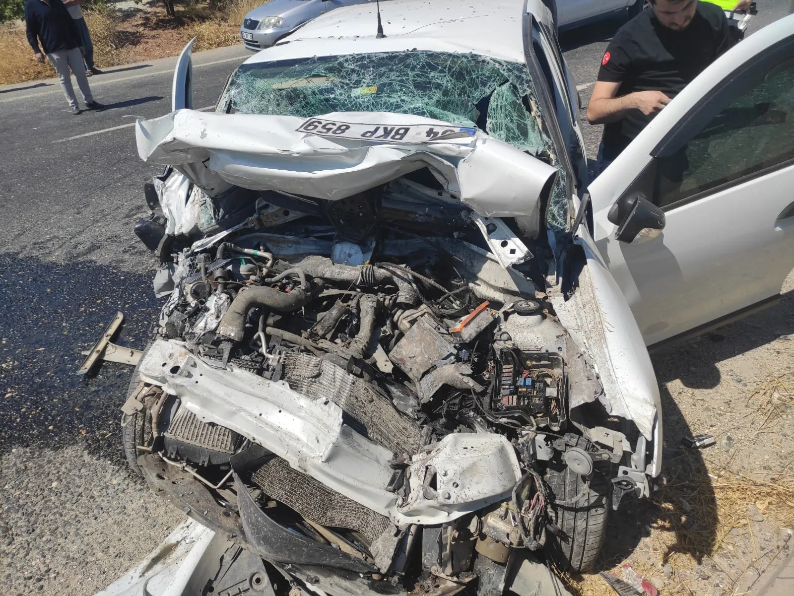 Şanlıurfa yolunda otomobil ile minibüs çarpıştı 12 kişi yaralandı