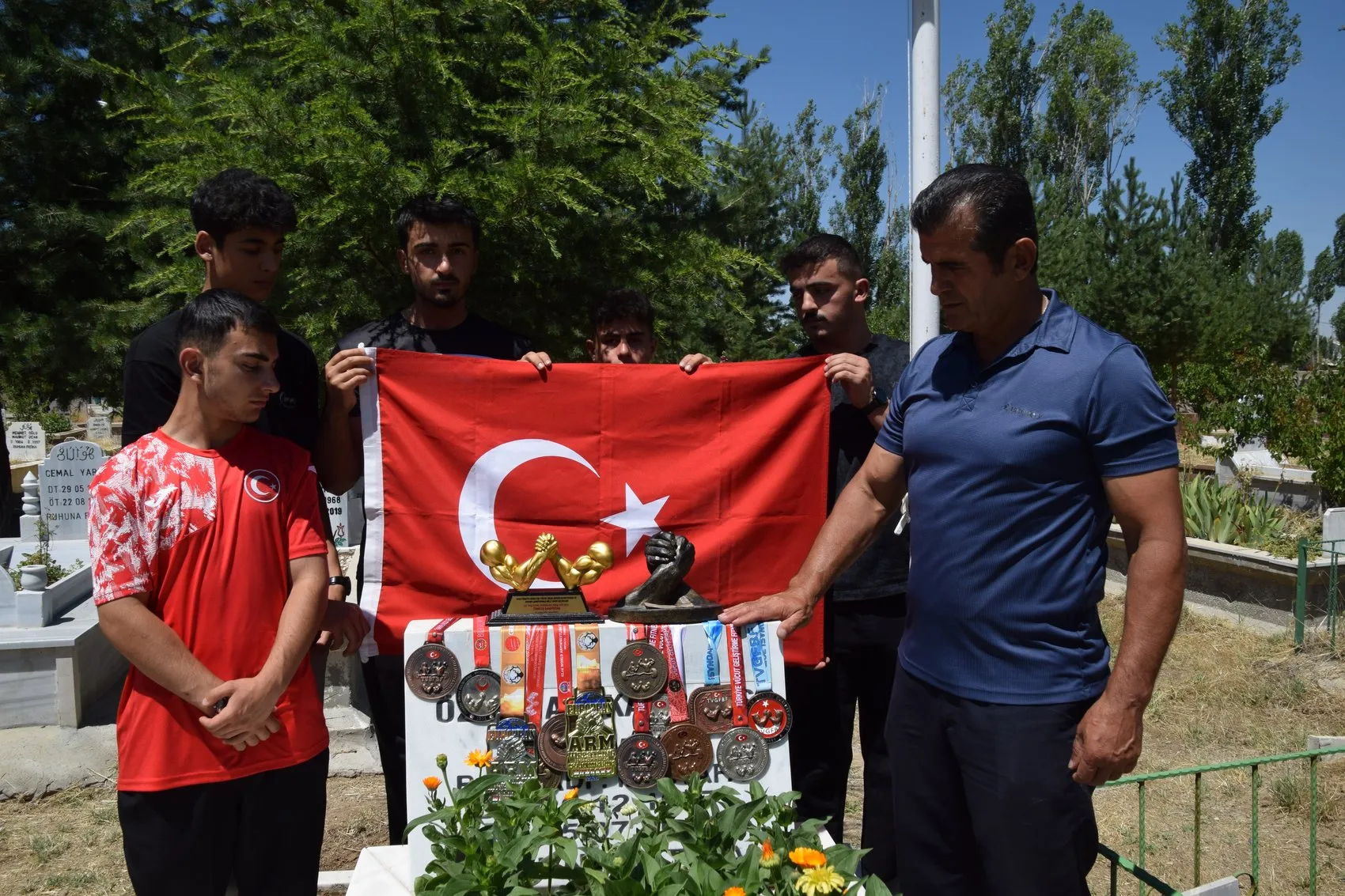 Milli sporculardan şehit Halil Hamuryenin kabrine anlamlı ziyaret