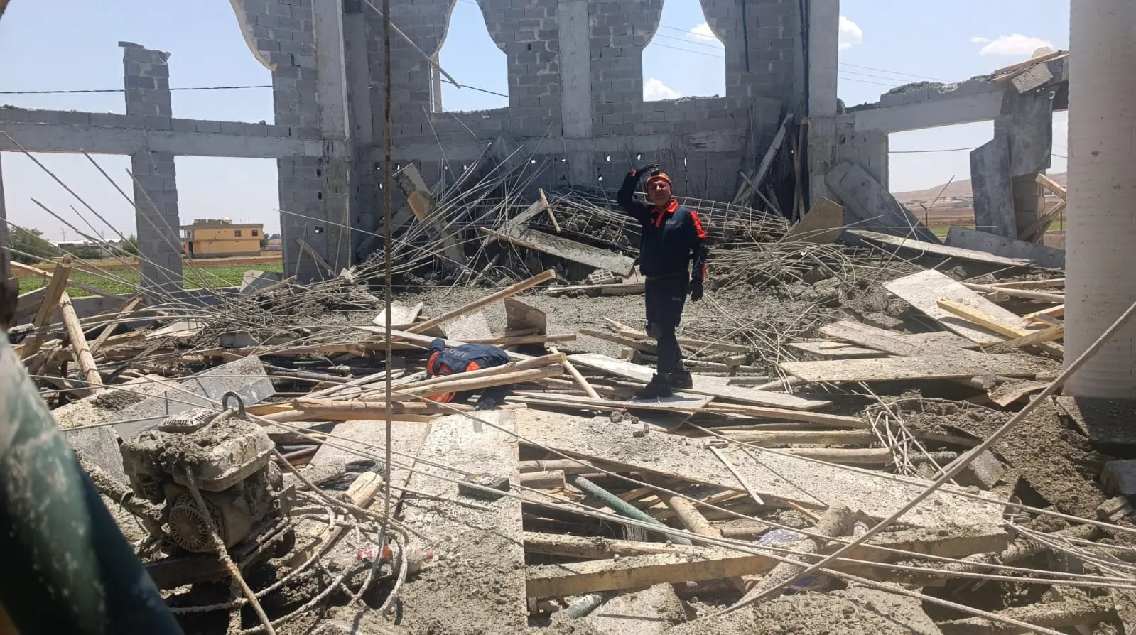 Şanlıurfa'da cami inşaatı çöktü üç işçi yaralandı