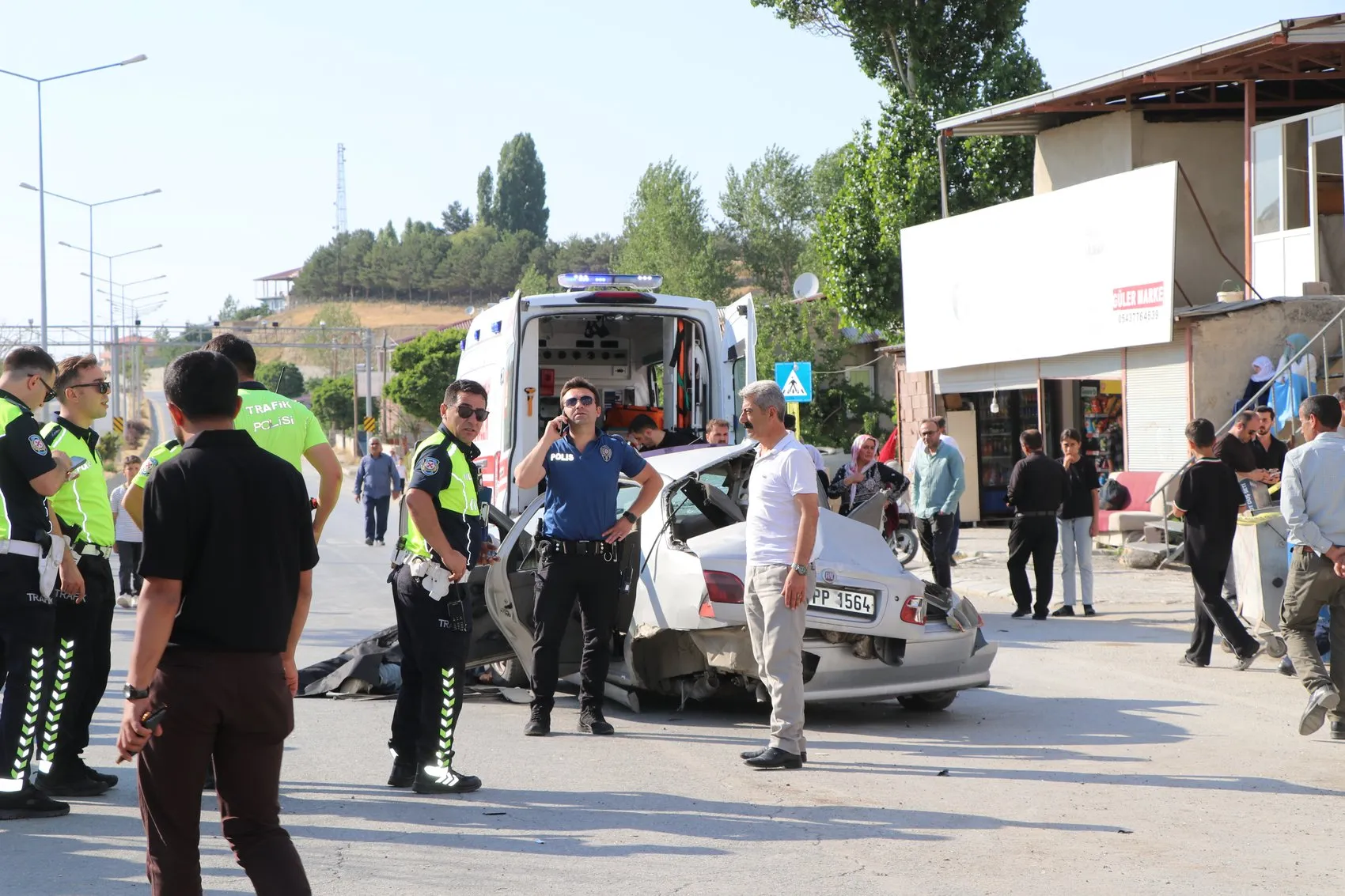 Van Edremit yolunda park halindeki kamyona çarpan otomobilde bir kişi yaşamını yitirdi