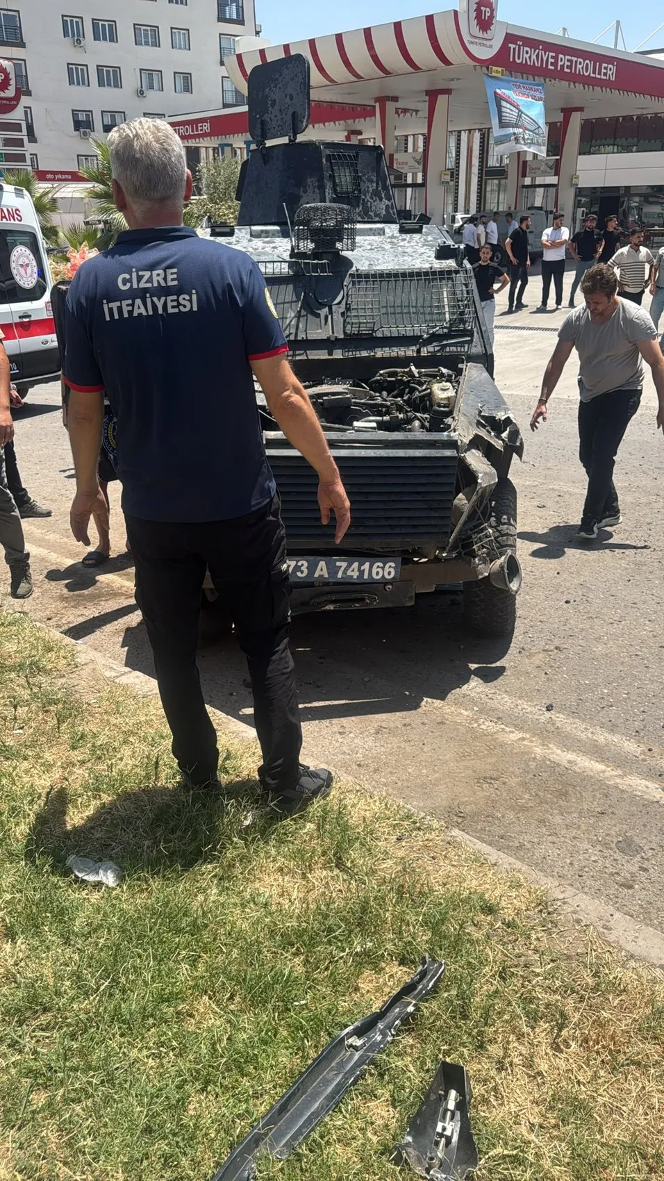 Cizre ilçesinde zırhlı polis aracı kaza yaptı