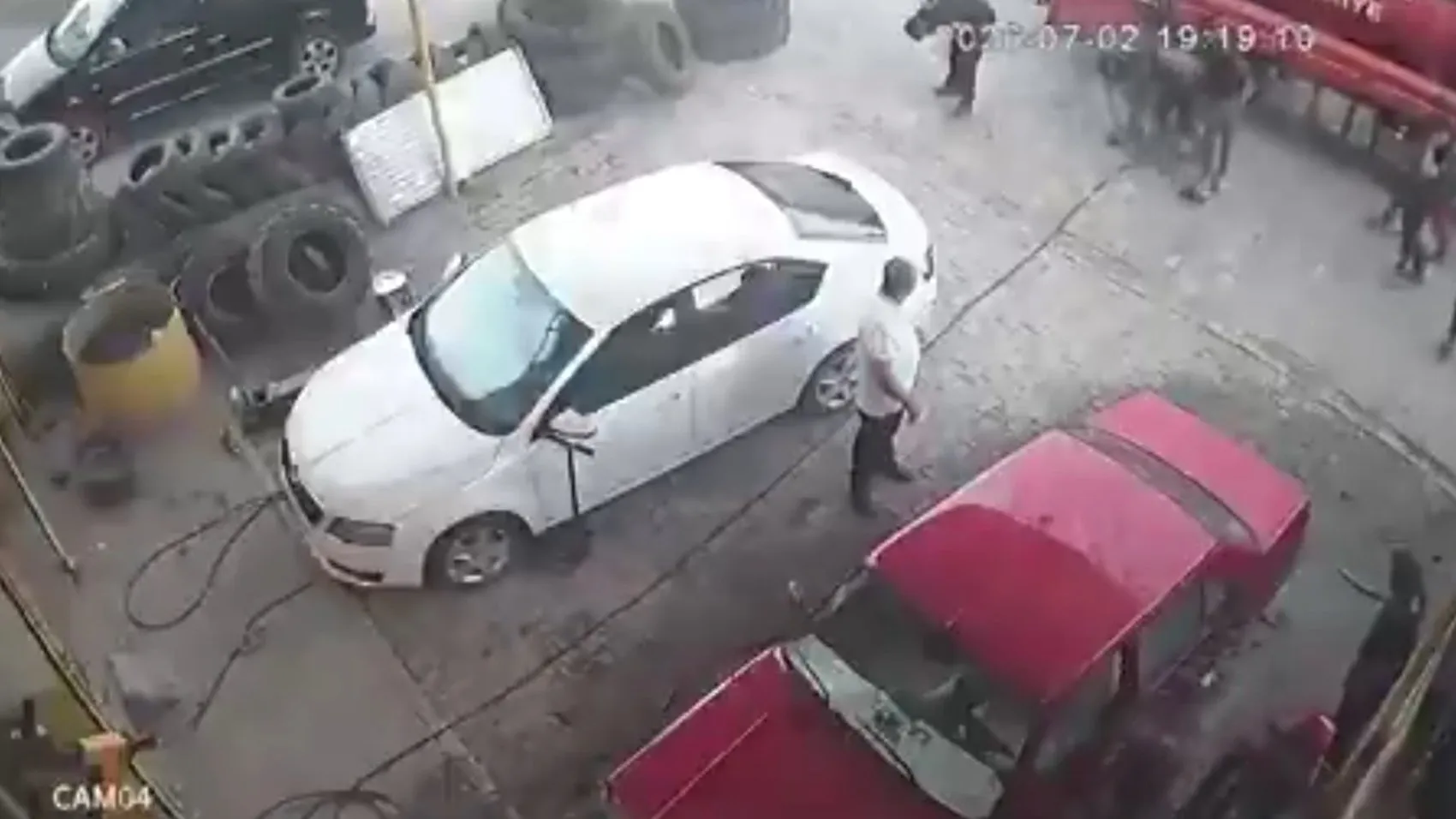 Şanlıurfa Birecik İtfaiyesinde Lastik Patlaması Bir Personeli Yaraladı
